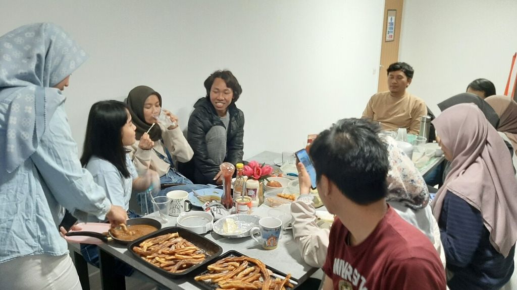 Suasana buka puasa bersama di akomodasi pelajar Buchanan View yang menjadi tempat tinggal salah satu pelajar Indonesia di Glasgow, Skotlandia, Selasa (19/4/2022).