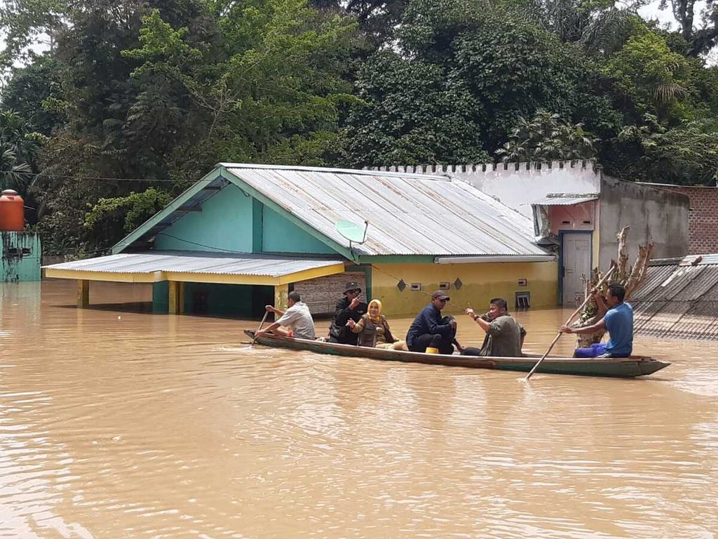 Banjir setinggi lebih dari 2 meter merendam rumah di Kecamatan Muara Kelingi, Kabupaten Musi Rawas, Sumatera Selatan, Selasa (14/3/2023).