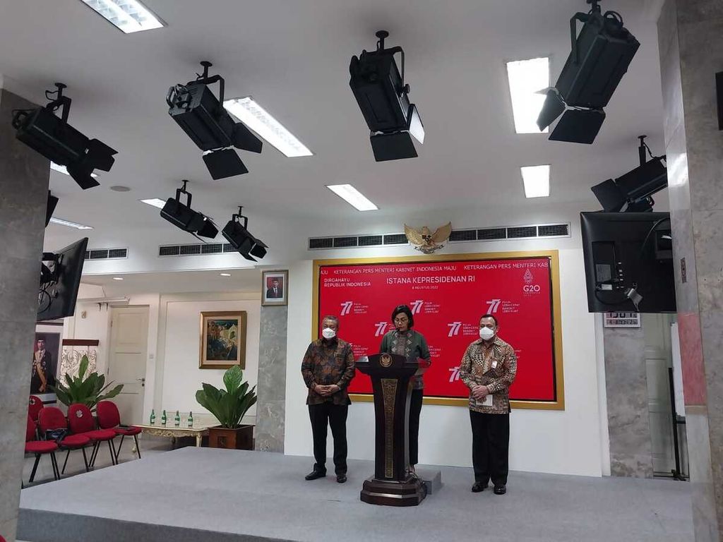 Menteri Keuangan Sri Mulyani Indrawati saat menyampaikan keterangan pers sesuai sidang kabinet paripurna di Istana Kepresidenan Jakarta, Senin (8/8/2022). 