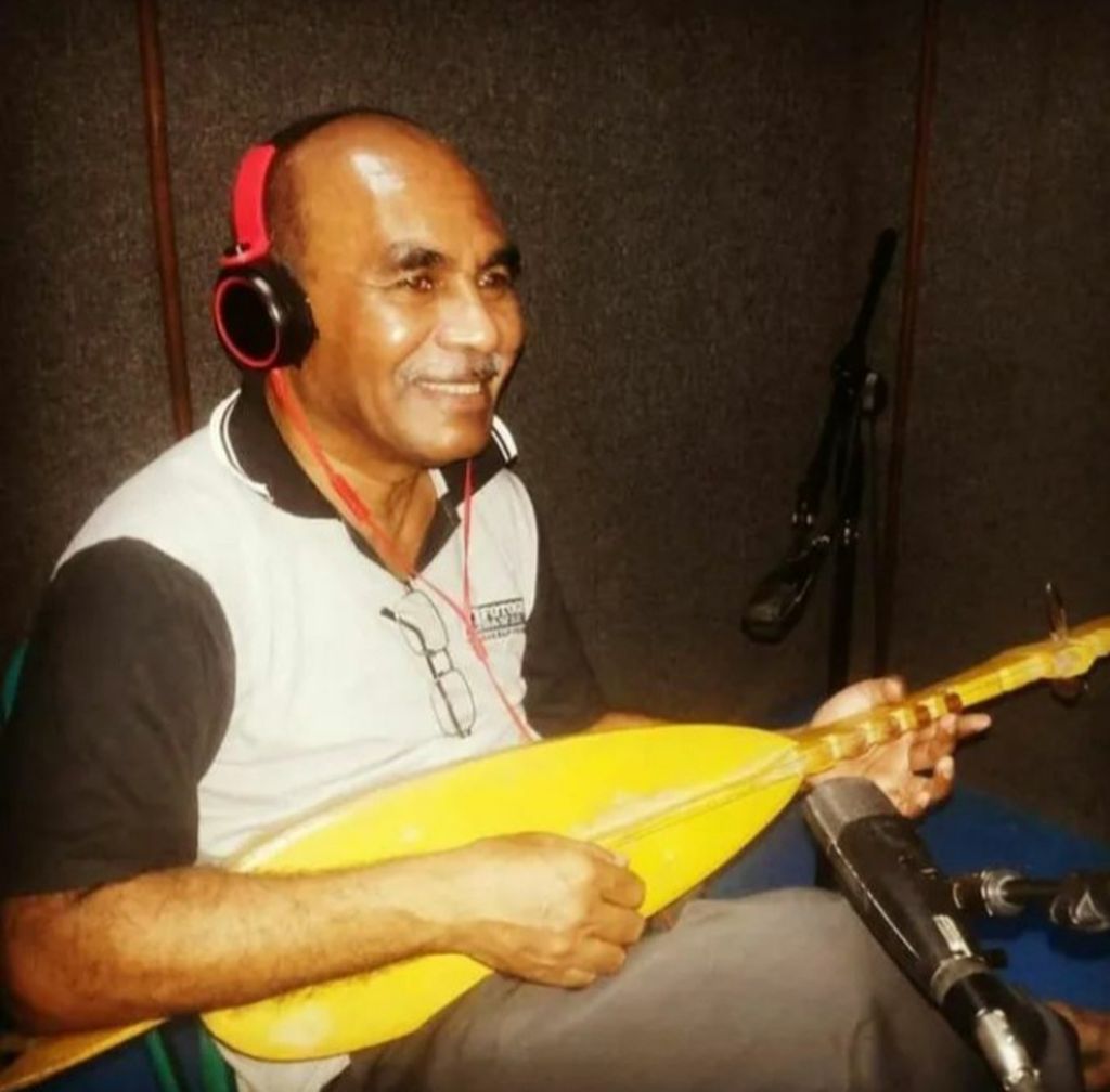 Johny Theedens, dosen musik Institut Agama Kristen Negeri Kupang, memainkan alat musik Ketadu Mara dari Sabu Raijua. Alat musik ini terancam punah.