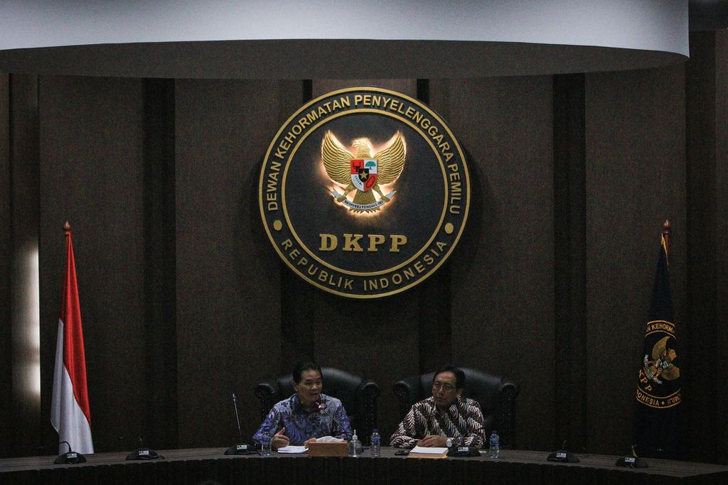Ketua Dewan Kehormatan Penyelenggara Pemilu (DKPP) Heddy Lugito (kiri) dan anggota DKPP, I Dewa Kade Wiarsa Raka Sandi (kanan), dalam acara konferensi pers di Gedung DKPP, Jakarta, Kamis (24/11/2022). DKPP menerima 33 aduan terkait dugaan pelanggaran yang dilakukan penyelenggara pemilu dalam satu bulan terakhir.