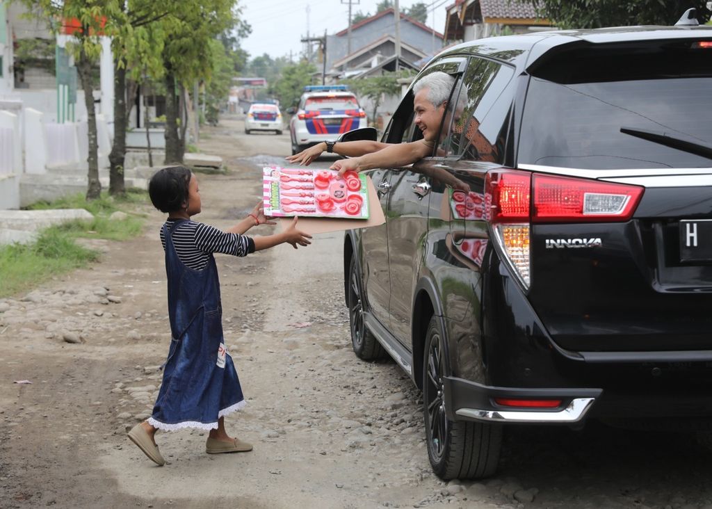 Disela kunjungan kerja ke Kabupaten Pemalang, Gubernur Ganjar Pranowo memberikan mainan untuk anak-anak yang ditemui di perjalanan (20/12/2021). Di mobil dinas Gubernur Ganjar selalu tersedia mainan untuk diberikan kepada anak-anak.