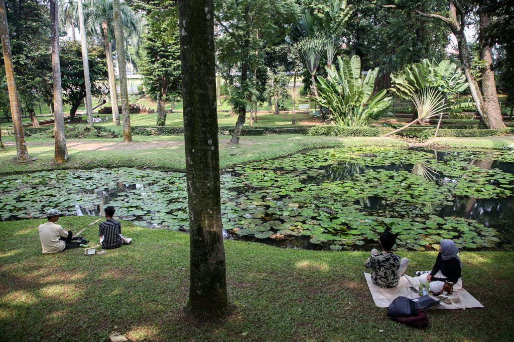 Sekelompok remaja menikmati suasana sore di Taman Langsat, Kebayoran Baru, Jakarta Selatan, Selasa (21/3/2023). Hangout atau jalan-jalan bersama teman dapat menjadi solusi menjaga hubungan pertemanan.