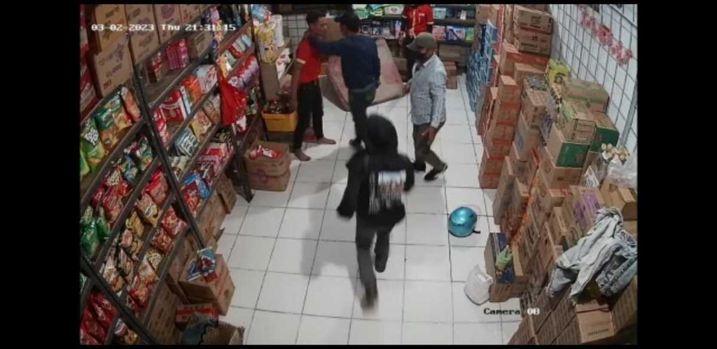 Potongan video pencurian minimarket di wilayah Gempol, Kabupaten Cirebon, Jawa Barat, awal Maret 2023.