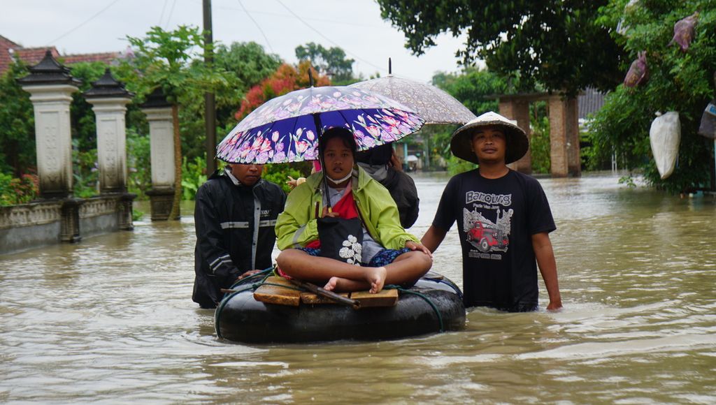 Seorang warga tengah dievakuasi akibat banjir yang melanda di Desa Tangkil, Kecamatan Sragen, Kabupaten Sragen, Jawa Tengah, Kamis (2/3/2023). Banjir terjadi sejak Rabu malam. Namun, ketinggiannya meningkat mengingat hujan juga tidak kunjung reda.