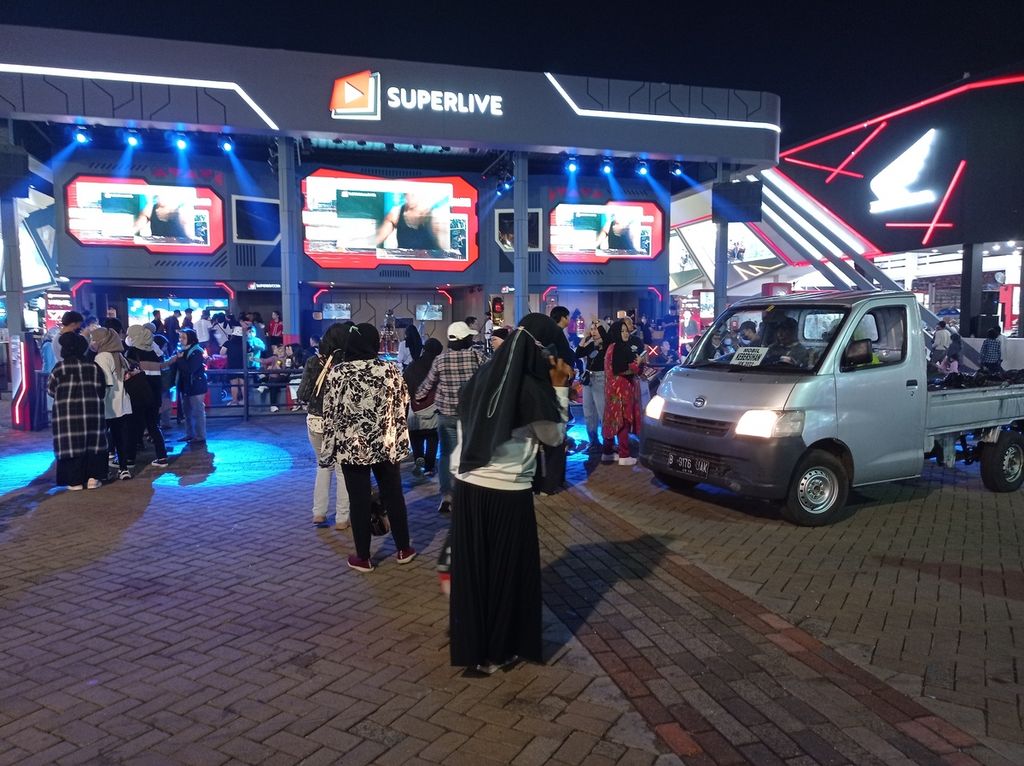 Suasana saat Jakarta Fair Kemayoran atau Pekan Raya Jakarta di Jakarta International Expo, Kemayoran, Jakarta Pusat, Selasa (21/6/2022).