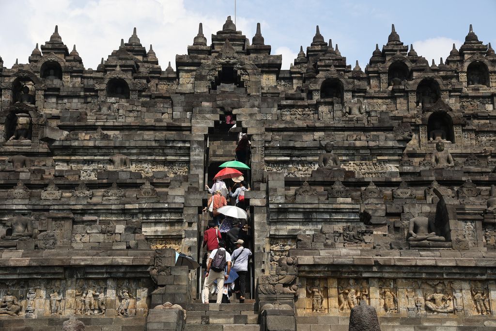 Wisatawan menaiki Candi Borobudur di Kabupaten Magelang, Jawa Tengah, Sabtu (25/3/2023). 