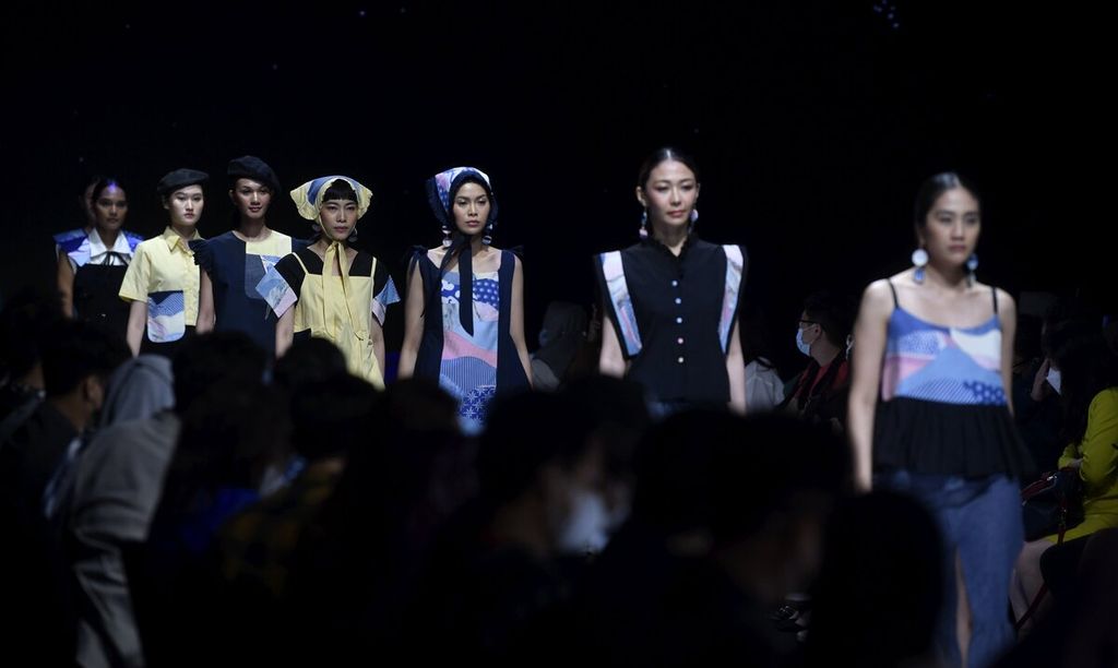 Model membawakan busana koleksi jenama Tailor Moon persembahan Pintu Incubator dalam JF3 Fashion Festival 2022 di Summarecon Kelapa Gading, Jakarta, Sabtu (3/9/2022). 