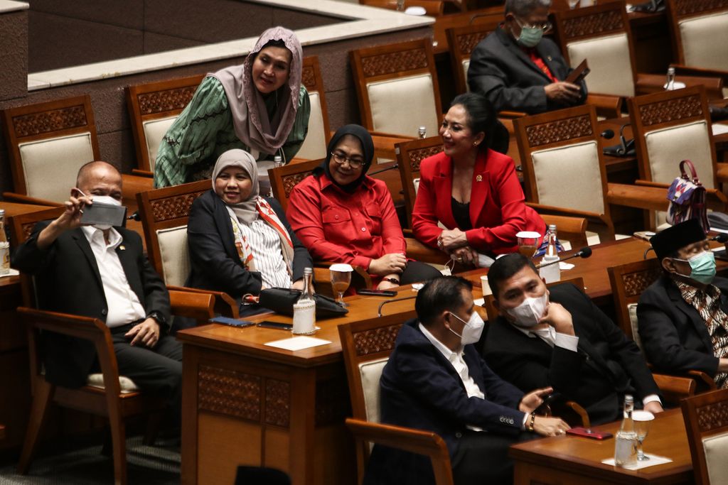 Sejumlah anggota DPR berswafoto saat rapat paripurna di Gedung DPR, Jakarta, Kamis (15/12/2022). 
