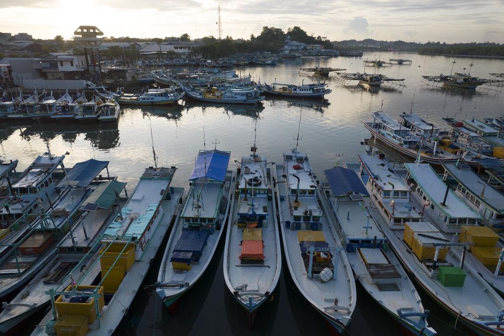 Puluhan kapal nelayan tertambat di Pelabuhan Perikanan Nusantara Tanjung Pandan, Belitung, Bangka Belitung, menunggu air pasang kembali agar dapat keluar dermaga untuk melaut, Minggu (24/7/2022). Selain karena terjadi pendangkalan dermaga, nelayan juga mengeluhkan sulitnya mendapatkan bahan bakar untuk melaut.