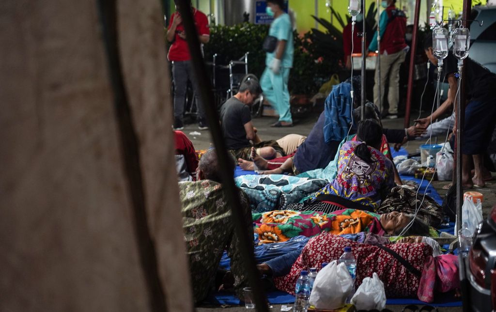 Para korban gempa yang dirawat di halaman RSUD Sayang, Cianjur, Kabupaten Cianjur, Jawa Barat, Senin (21/11/2022). 