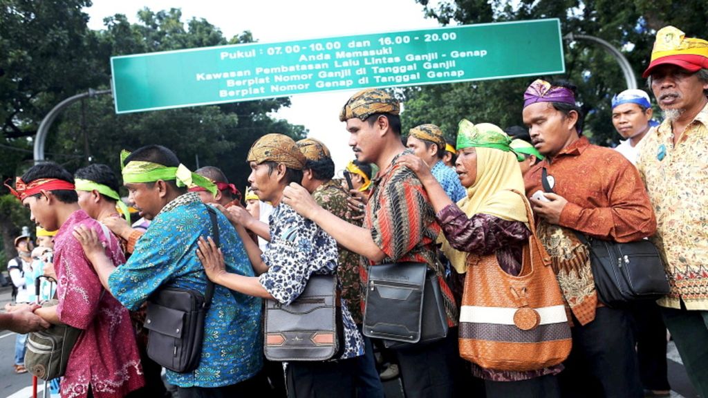 Penyandang disabilitas beristirahat sejenak setelah mengikuti pawai di depan Istana Merdeka, Jakarta, Kamis (18/5).