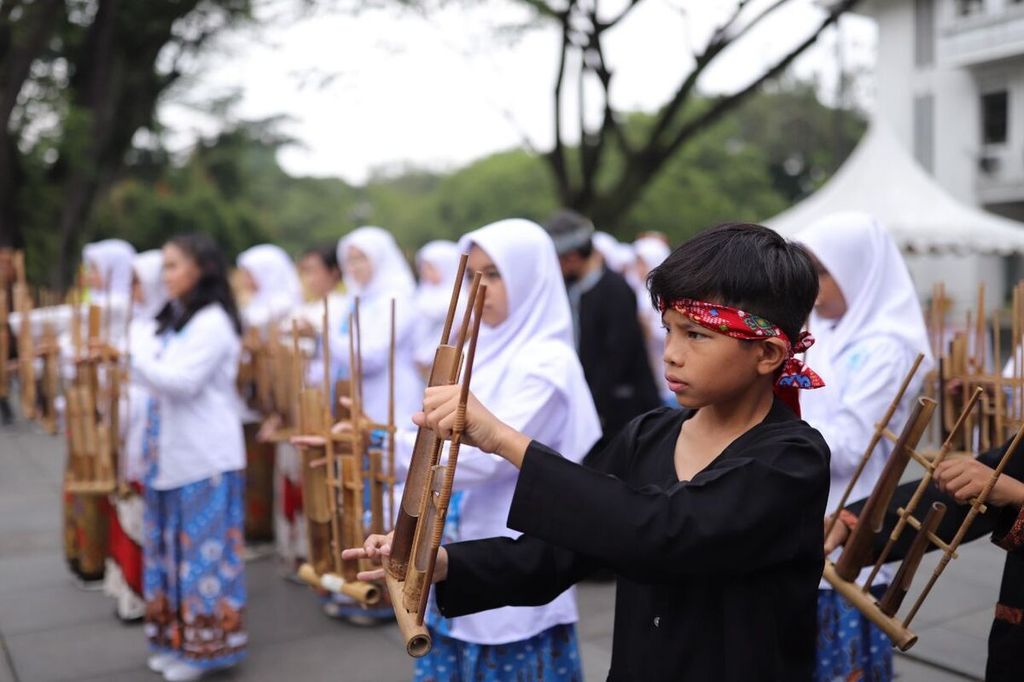 Sejumlah peserta memainkan angklung saat deklarasi Kota Angklung di Balai Kota Bandung, Sabtu (21/5/2022).