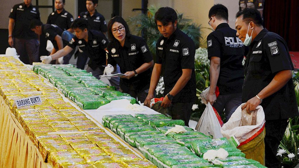 Sebanyak 1 ton sabu dari Taiwan yang berhasil diungkap petugas kepolisian yang bekerja sama dengan polisi Taiwan dan pihak lainnya digelar di Polda Metrojaya, Jakarta, Kamis (20/7). Selain sabu 1 ton, petugas gabungan juga berhasil menangkap kapal Wanderlust yang membawa sabu tersebut.