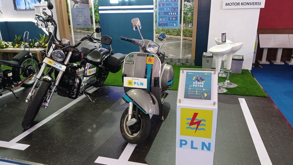 Sepeda motor yang telah dikonversikan ke kendaraan listrik oleh PT Perusahaan Listrik Negara (Persero) ditampilkan dalam Indonesia International Motor Show (IIMS) 2023 di Jakarta International Expo, Kemayoran, Jakarta, Kamis (16/2/2023).
