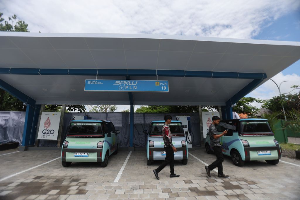 Several electric cars are parked at a charging station next to the Apurva Kempinski Hotel, Nusa Dua, Bali. 