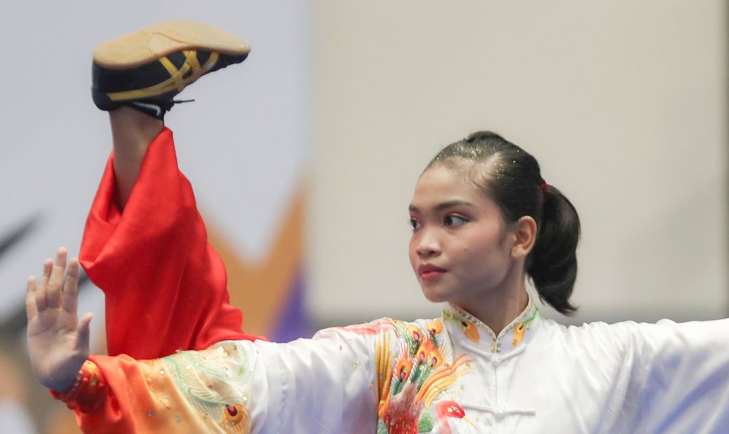 Aksi atlet wushu Indonesia, Alisya Mellynar. pada nomor taolu taijiquan cabang wushu SEA Games Vietnam 2021 di Cau Giay Gymnasium, Hanoi, Vietnam, Sabtu (14/5/2022). 