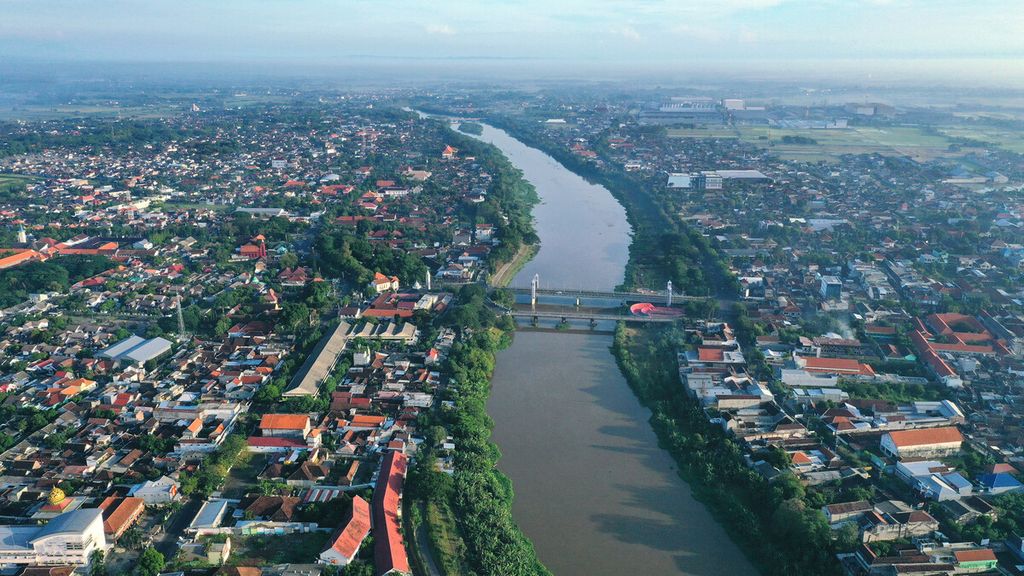 Sungai Brantas membelah Kota Kediri, Jawa Timur, Selasa (2/11/2021). 