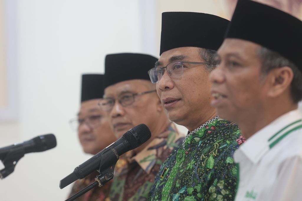 Chairman of the Central Executive (PP) Muhammadiyah Haedar Nashir (second from left) accompanied by the General Secretary of PP Muhammadiyah Abdul Mu'ti (left) with the general chairman of Nahdlatul Ulama Executive Board (PBNU) Yahya Cholil Staquf (second from right) accompanied by PBNU Chairman Amin Said Husni explained to journalists regarding the meeting with them at the PBNU office, Jakarta, Thursday (25/5/2023).