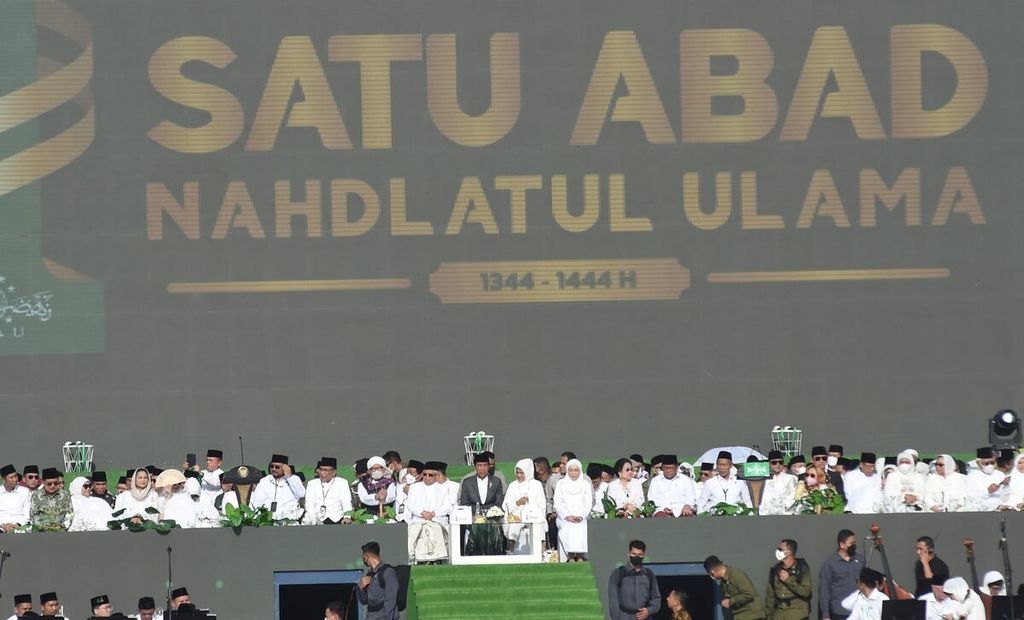 Presiden Joko Widodo (tengah) menghadiri acara Puncak Resepsi Satu Abad Nahdlatul Ulama di Stadion Gelora Delta, Sidoarjo, Jawa Timur, Selasa (7/2/2022).