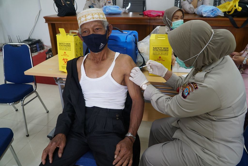 Seorang warga lansia mendapatkan suntikan vaksin Covid-19 dalam kegiatan vaksinasi warga lansia di Masjid Raya Sumatera Barat, Padang, Sumbar, Sabtu (24/4/2021). Pemprov Sumbar mengadakan vaksinasi di masjid agar mempermudah akses bagi warga lansia yang beribadah.