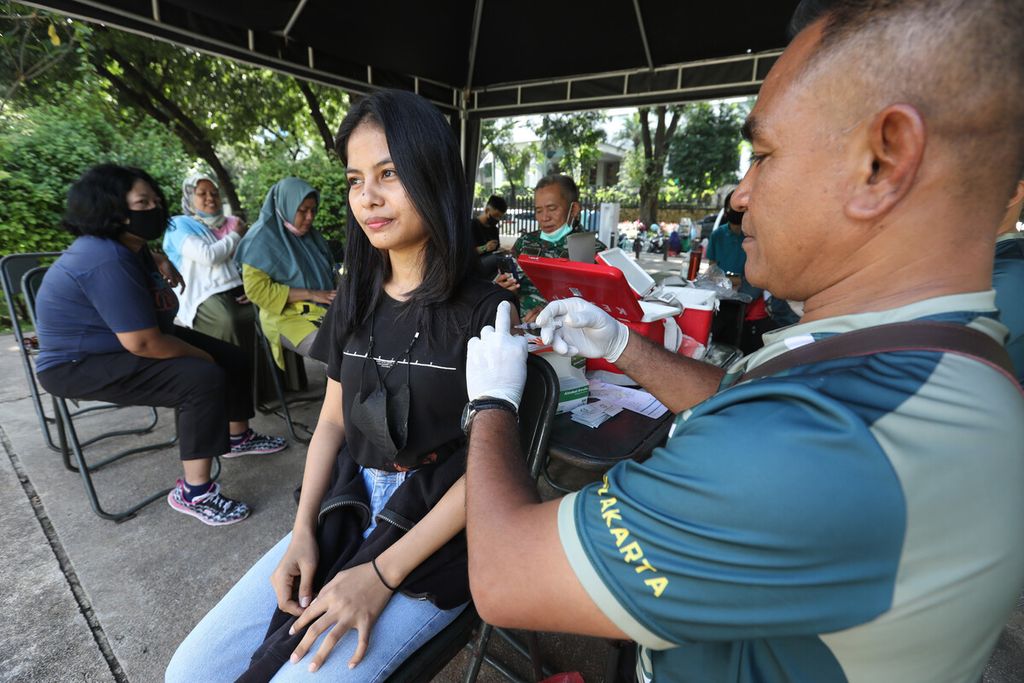 Petugas dari Kesdam Jaya memberikan suntikan vaksinasi Covid-19 di Taman Lapangan Banteng, Jakarta, Jumat (6/1/2023). 