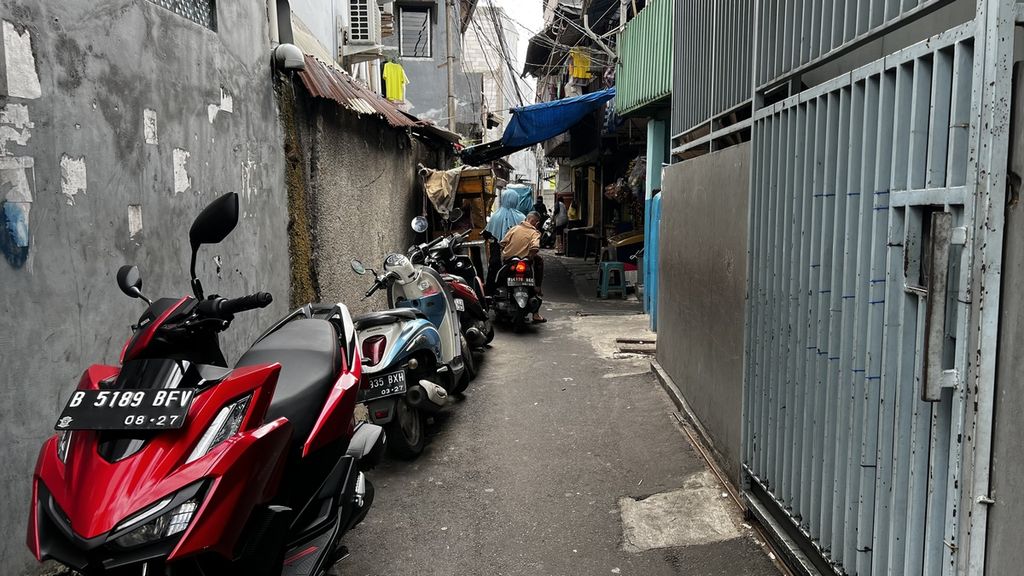 Sejumlah sepeda motor tampak terparkir di dalam gang di Kelurahan Tanah Sereal, Kecamatan Tambora, Jakarta Barat, Rabu (14/12/2022).