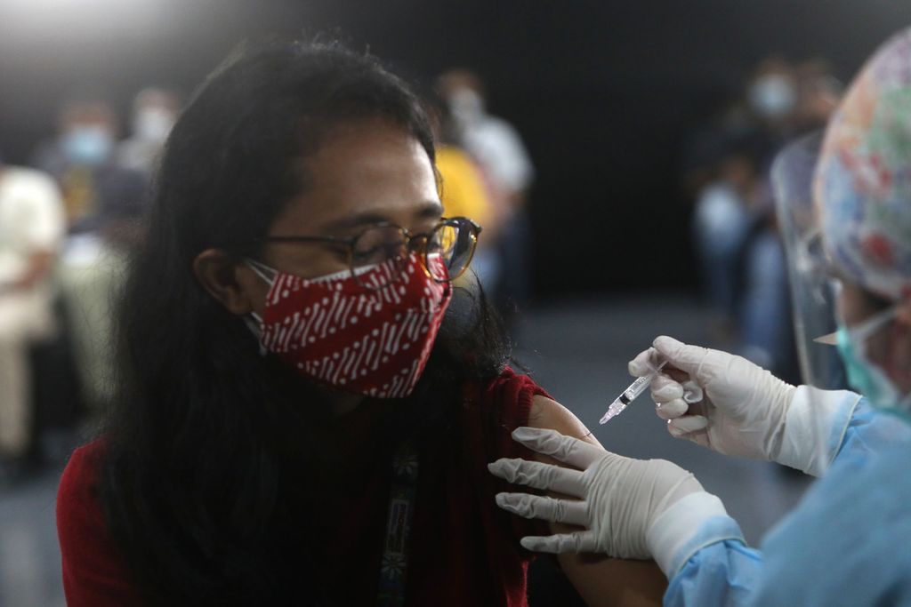 Ilustrasi — Tenaga medis menyuntikkan vaksin Covid-19 dosis ketiga (<i>booster</i>) kepada pekerja di Menara Kompas, Jakarta, Selasa (25/1/2022). 