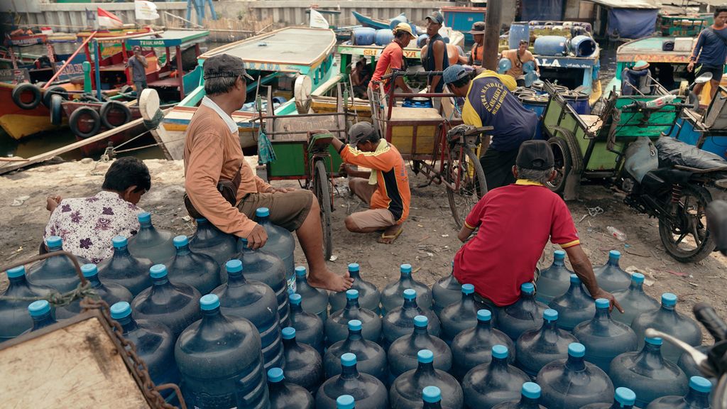 Tumpukan galon air kemasan berbahan polikarbonat isi ulang siap dibawa ke Muara Gembong di muara Kali Rawa Malang, Cilincing, Jakarta Utara, Rabu (21/9/2022).
