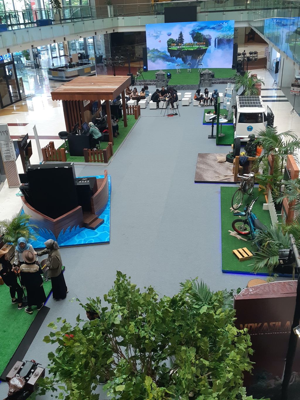 Suasana pameran inovasi bertajuk Vokasiland Road To Hakteknas 2022 di Grand City Mall Surabaya pada 28-31 Juli 2022. Gelaran yang digagas Direktorat Jenderal Pendidikan Vokasi, Kementerian Pendidikan, Kebudayaan, Riset, dan Teknologi ini menghadirkan maha karya dari SMK dan perguruan tinggi vokasi.