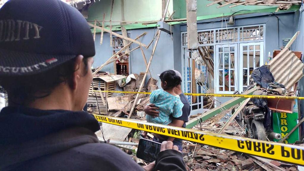 Sejumlah warga melihat kondisi rumah yang rusak akibat ledakan bahan petasan di Dusun Junjungan, Desa Giriwarno, Kecamatan Kaliangkrik, Kabupaten Magelang, Jawa Tengah, Senin (27/3/2023). 