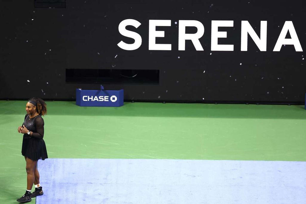 Petenis Amerika Serikat, Serena Williams, merayakan kemenangannya atas Danka Kovinic (Montenegro) pada babak pertama tunggal putri Grand Slam AS Terbuka di Pusat Tenis AS Billie Jean King, New York, Senin (29/8/2022) malam waktu setempat. AS Terbuka 2022 akan menjadi Grand Slam terakhirnya.
