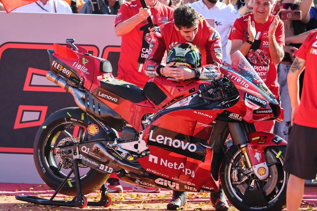 Pebalap Ducati Francesco Bagnaia menahan haru setelah memastikan diri menjadi juara dunia MotoGP 2022 usai balapan Grand Prix MotoGP Valencia di Sirkuit Ricardo Tormo, Cheste, Valencia, 6 November 2022.