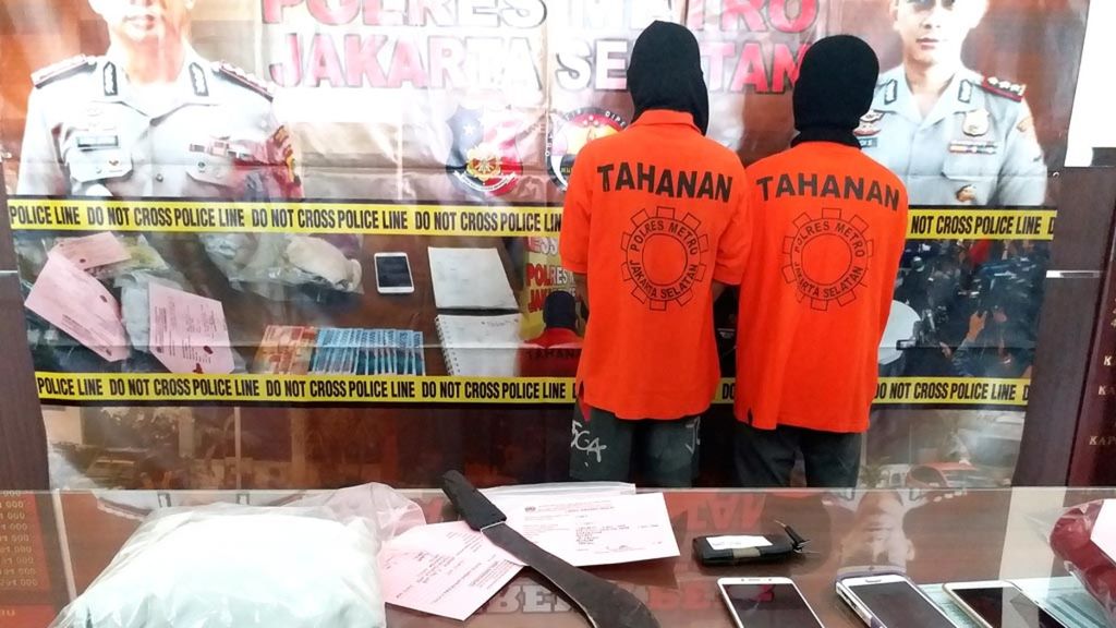 Dua dari empat tersangka begal jalanan dihadirkan dalam rilis kejahatan jalanan di Mapolres Metro Jakarta Selatan, Kamis (5/7/2018).