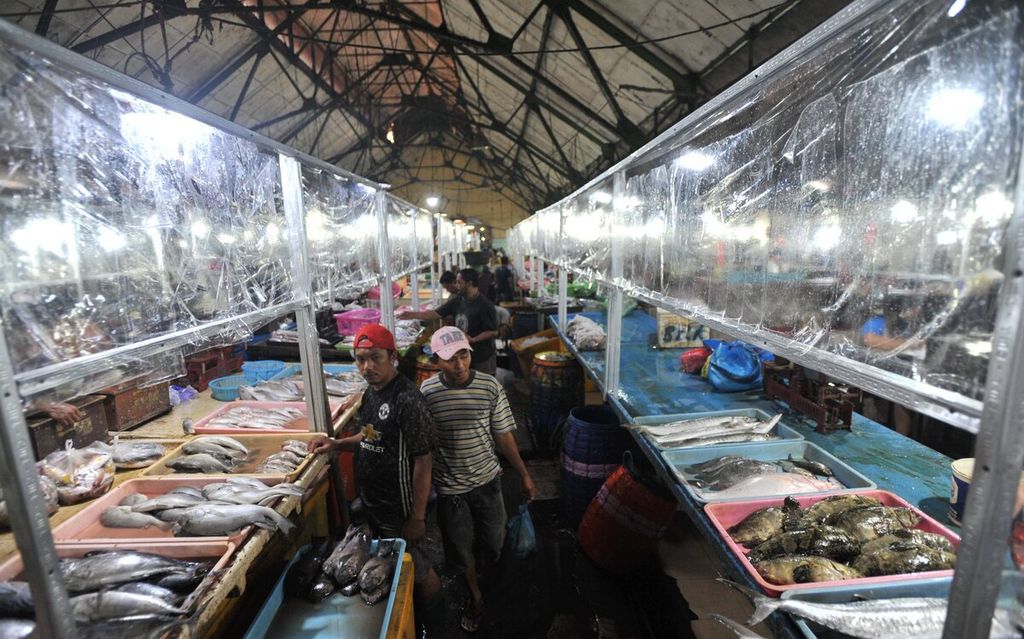 Suasana Pasar Ikan Pabean di Surabaya, Jawa Timur, yang dipasangi pembatas plastik sebagai penerapan protokol kesehatan Covid-19, Rabu (24/6/2020).