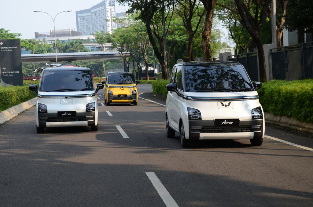 Uji perdana mobil listrik mini Wuling Air ev di kawasan kluster Nava Park, BSD City, Kabupaten Tangerang, Banten, Jumat (19/8/2022).