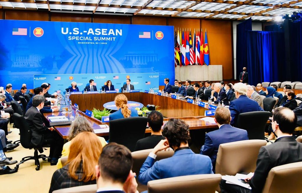 KTT khusus AS-ASEAN merupakan pertemuan kedua yang diselenggarakan antara para pemimpin negara ASEAN dan Wakil Presiden AS Kamala Harris, Jumat (13/5/2022) waktu setempat di Departemen Luar Negeri AS, Washington DC. Dalam pertemuan ini dibahas isu terkait perubahan iklim, energi bersih, dan infrastruktur. 