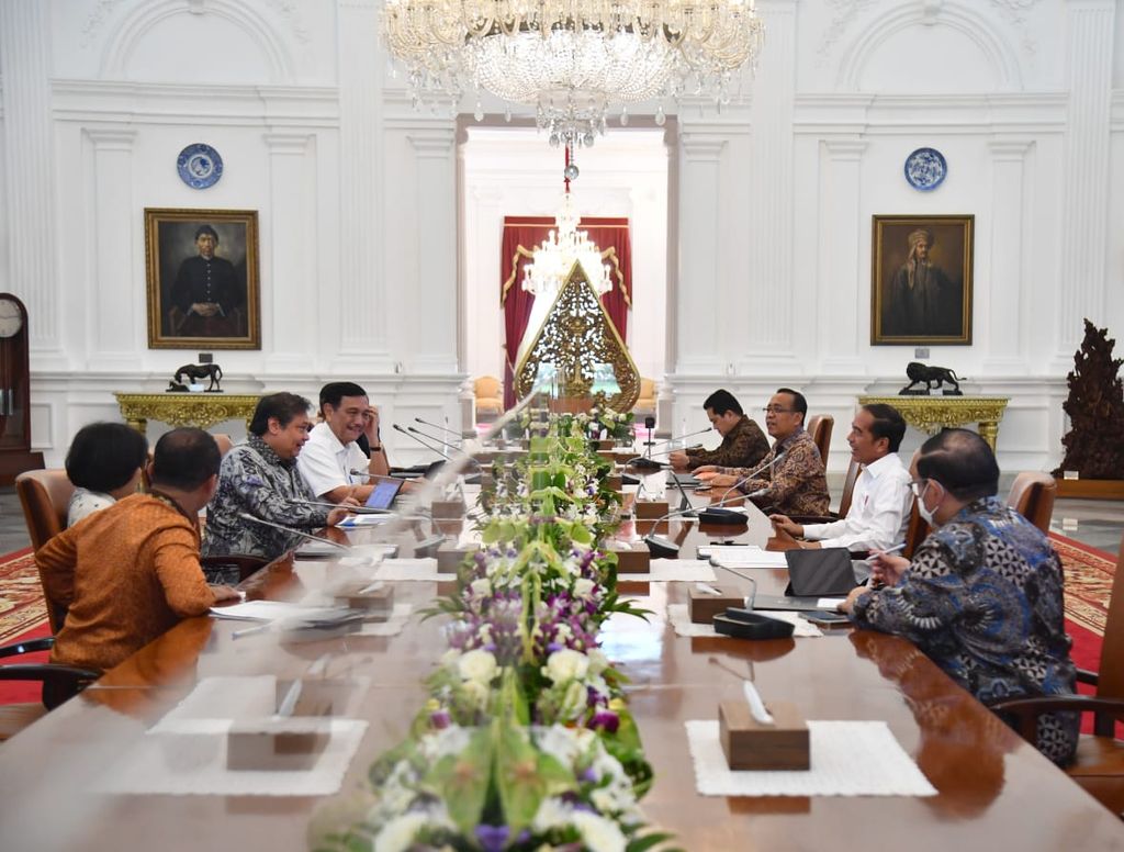 Presiden Joko Widodo dan Wakil Presiden Ma'ruf Amin memimpin dua rapat terbatas (ratas) yang diselenggarakan berturut-turut, Rabu (11/1/2023) siang di Istana Merdeka, Jakarta. Ratas pertama terkait evaluasi ekspor 2022 dan target 2023. Adapun ratas kedua terkait investasi.