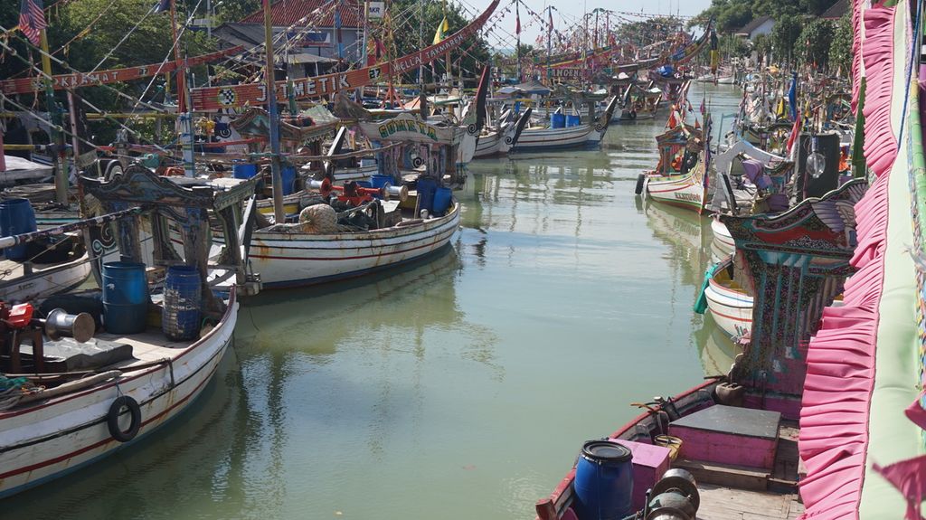 Deretan kapal milik nelayan yang menunda ke laut karena La Nina dan anomali cuaca yang memicu gelombang tinggi. Nelayan menunggu cuaca baik seperti terlihat di pesisir utara Sampang, Pulau Madura, Jawa Timur, Selasa (20/6/2022). Kehidupan nelayan tradisional amat bergantung pada kondisi perairan dan cuaca yang memengaruhi hasil tangkapan.