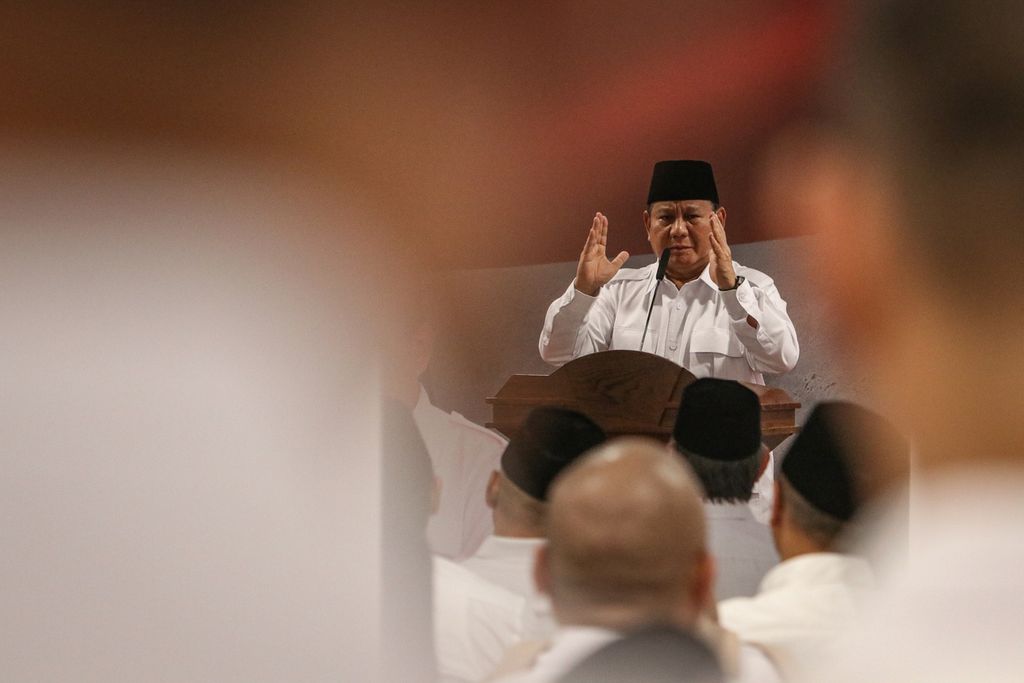 Ketua Umum Partai Gerindra Prabowo Subianto memberikan arahan kepada para kader di kantor Badan Pemenangan Presiden Partai Gerindra, Jakarta Barat, Sabtu (7/1/2023). 