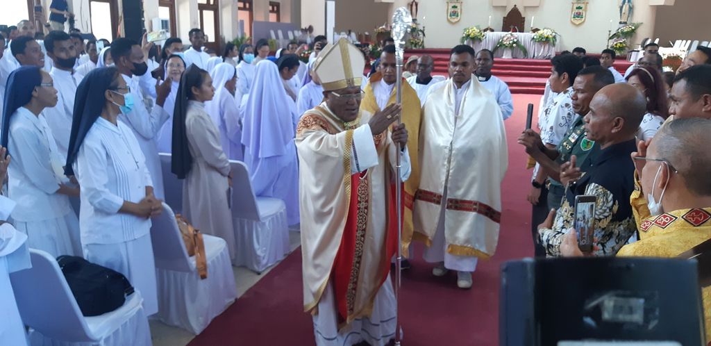 Uskup Jayapura Monsinyur Yanuarius Theofilus Matopai You memberikan berkat umatnya di Katedral Jayapura, Papua, Kamis (2/2/2023).