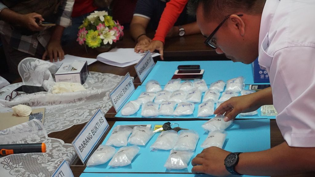 Ilustrasi. Petugas BNNP Kalteng mengatur barang bukti sabu, di sela-sela jumpa media di Palangkaraya, Kalimantan Tengah, Rabu (26/2/2020).