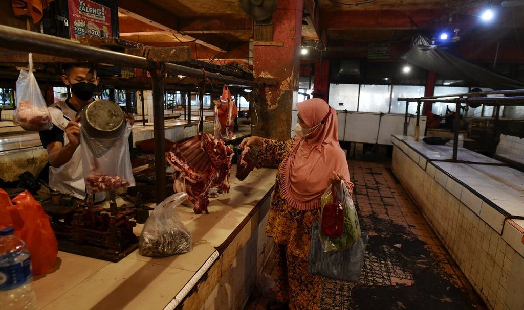 Penjual daging melayani pelanggan yang memesan daging kambing di Pasar Grogol, Jakarta Barat, Selasa (1/3/2022). Para pedagang daging sapi masih mogok berjualan untuk memprotes harga daging sapi yang tinggi.