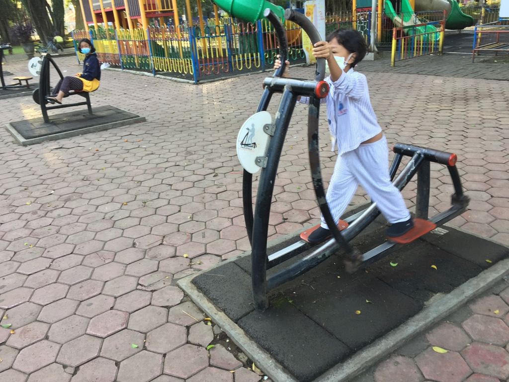Seorang anak menikmati suasana di Alun-alun Malang, Jawa Timur, 27 Desember 2021. Ia dan keluarga berlibur dalam masa pandemi Covid-19 yang belum mereda. Berlibur tetap menjadi kebutuhan meski harus dengan kehati-hatian dan disiplin menerapkan protokol kesehatan untuk menekan risiko penularan Covid-19.