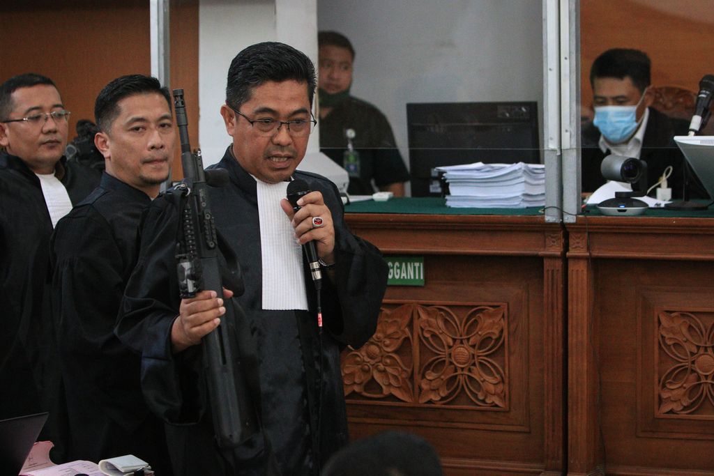 Jaksa penuntut umum menunjukkan barang bukti berupa senjata Steyr AUG kepada para saksi di Pengadilan Negeri Jakarta Selatan, Selasa (22/11/2022). 