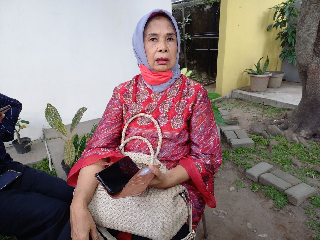 Aktivis Aliansi Masyarakat Peduli Pendidikan Yogyakarta (AMPPY), Yuliani, memberikan keterangan kepada media, Jumat (29/7/2022), di Kabupaten Sleman, Daerah Istimewa Yogyakarta.