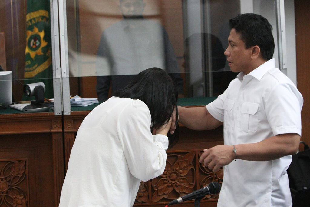 Terdakwa Putri Candrawathi mencium tangan suaminya, Ferdy Sambo, sebelum persidangan dimulai di Pengadilan Negeri Jakarta Selatan, Selasa (8/11/2022).