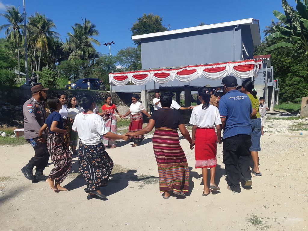 Warga menari seusai peresmian rumah bagi korban badai Seroja di Kelurahan Baubau, Kabupaten Kupang, Nusa Tenggara Timur, pada Selasa (13/12/2022). Rumah itu dibangun oleh Yayasan Dana Kemanusiaan Kompas.