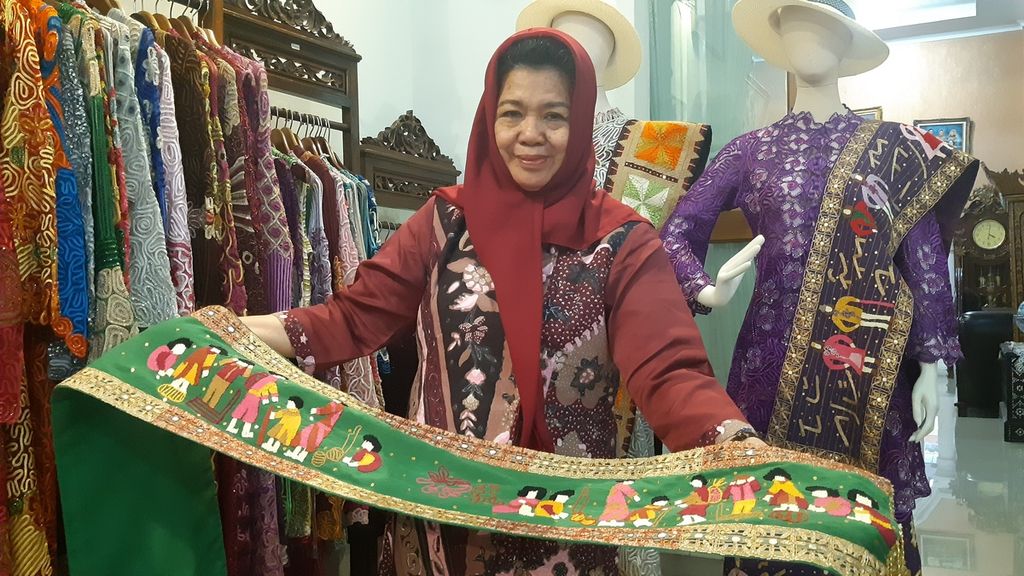 Siti Rahayu menunjukkan selendang tapis mulang tiyuh di galerinya di Bandar Lampung, Rabu (22/2/2023). 