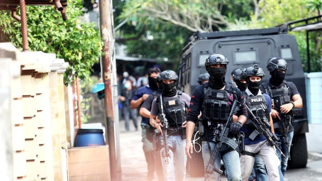 Pasukan Densus 88 Polri lakukan penggerebekan salah satu lokasi tersangka teroris di Jalan Delima, Kompleks Kuncir Mas, Kota Tangerang, Rabu (16/5/2018). 